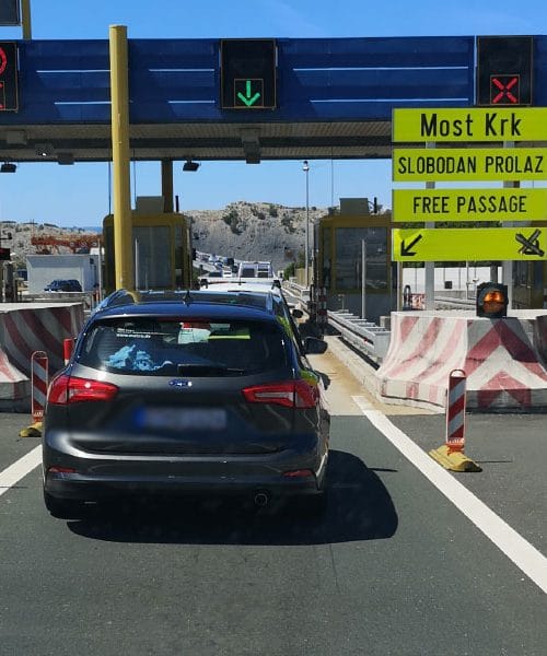 Zakaj Slovenci še vedno vstajamo ob petih zjutraj za pot proti morju