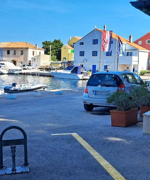 To naselje na hrvaškem otoku je znano po zdravilnih borovcih in čistem zraku