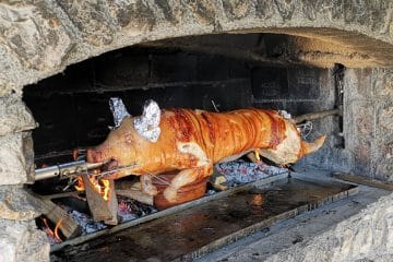 Kako speči najboljšega odojka: hrustljava koža, sočno meso in ogenj brez naglice