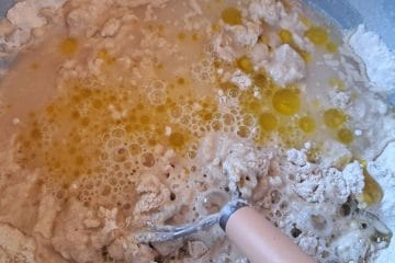 Kdaj v testo za kruh dodamo olivno olje? Ta napaka lahko spremeni drobtino