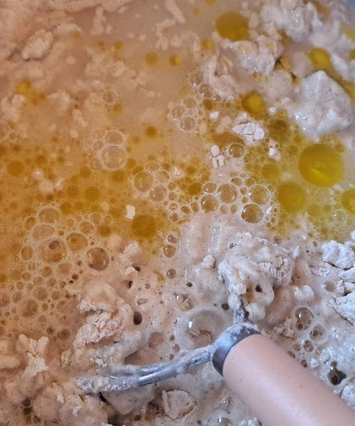Kdaj v testo za kruh dodamo olivno olje? Ta napaka lahko spremeni drobtino