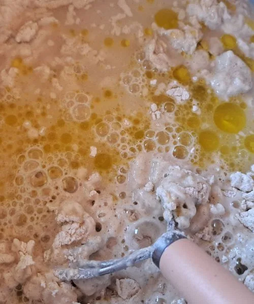 Kdaj v testo za kruh dodamo olivno olje? Ta napaka lahko spremeni drobtino