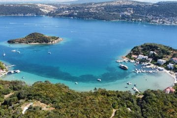 Rab je hrvaški otok, ki ga Slovenci dobro poznamo, a ga pogosto podcenimo