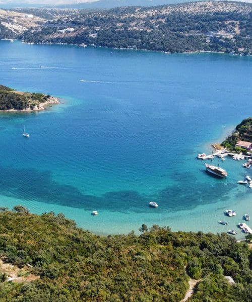 Rab je hrvaški otok, ki ga Slovenci dobro poznamo, a ga pogosto podcenimo