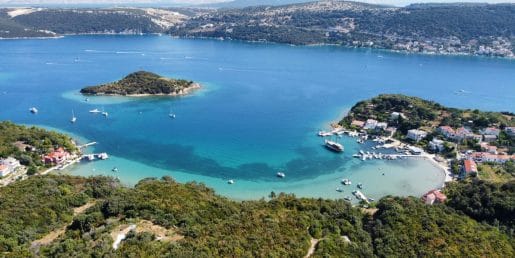 Rab je hrvaški otok, ki ga Slovenci dobro poznamo, a ga pogosto podcenimo