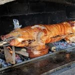 Pečenje odojka na ražnju