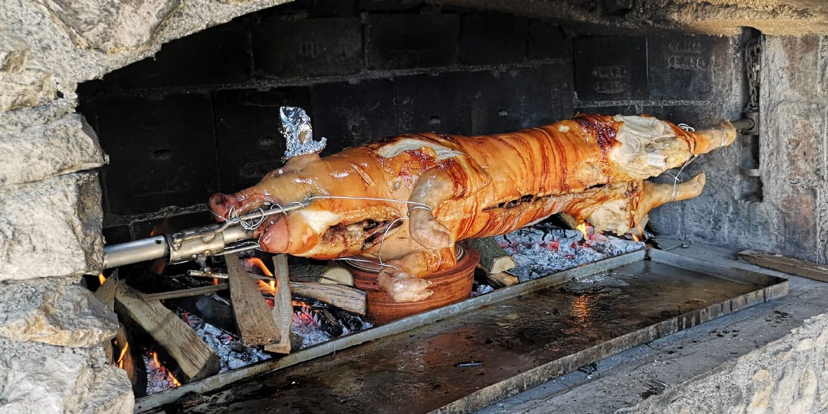 Pečenje odojka na ražnju
