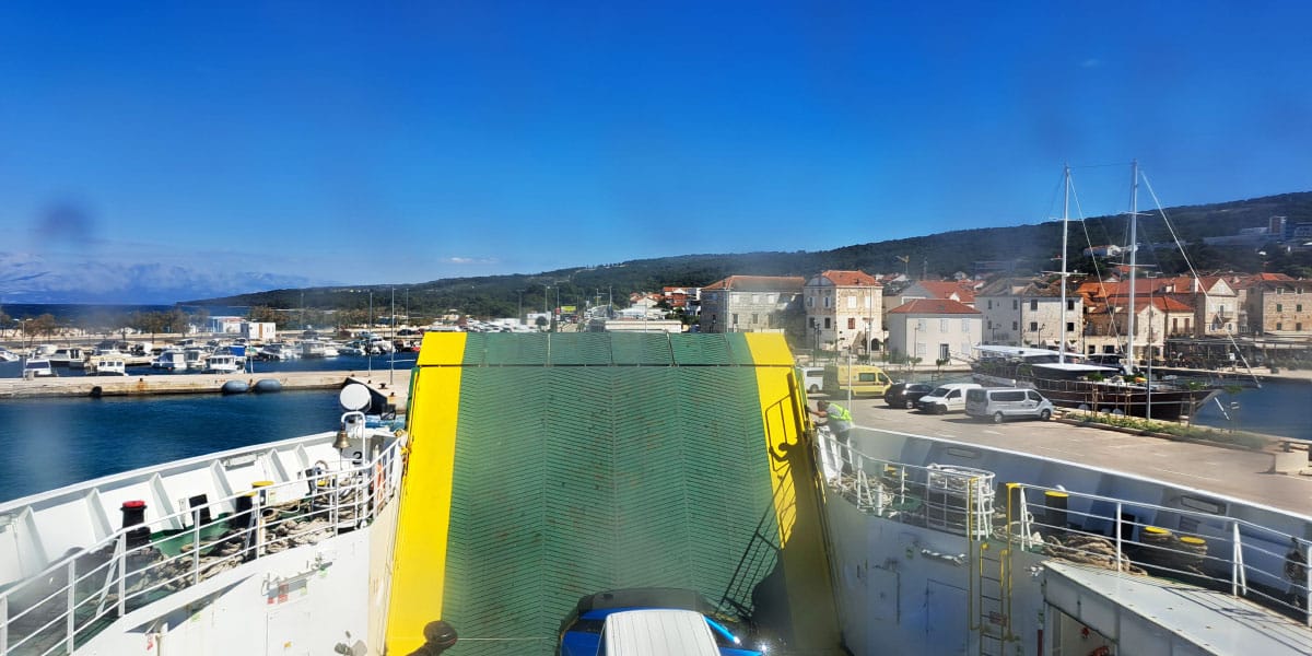 Potovanje s trajektom na Brač