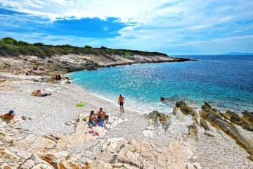 Ta dalmatinski otoček ima turkizno morje, ki ga turisti težko pozabijo