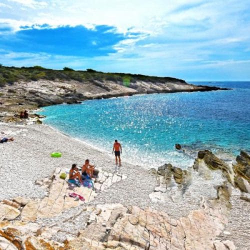 Ta dalmatinski otoček ima turkizno morje, ki ga turisti težko pozabijo