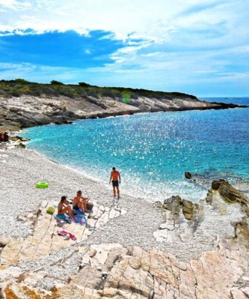 Ta dalmatinski otoček ima turkizno morje, ki ga turisti težko pozabijo