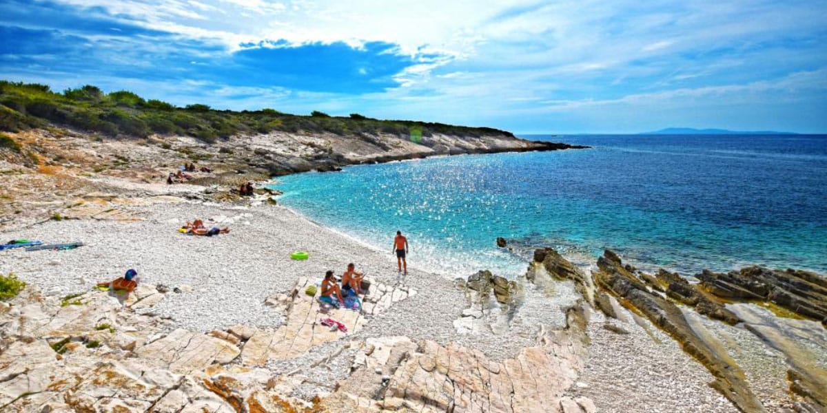 Ta dalmatinski otoček ima turkizno morje, ki ga turisti težko pozabijo