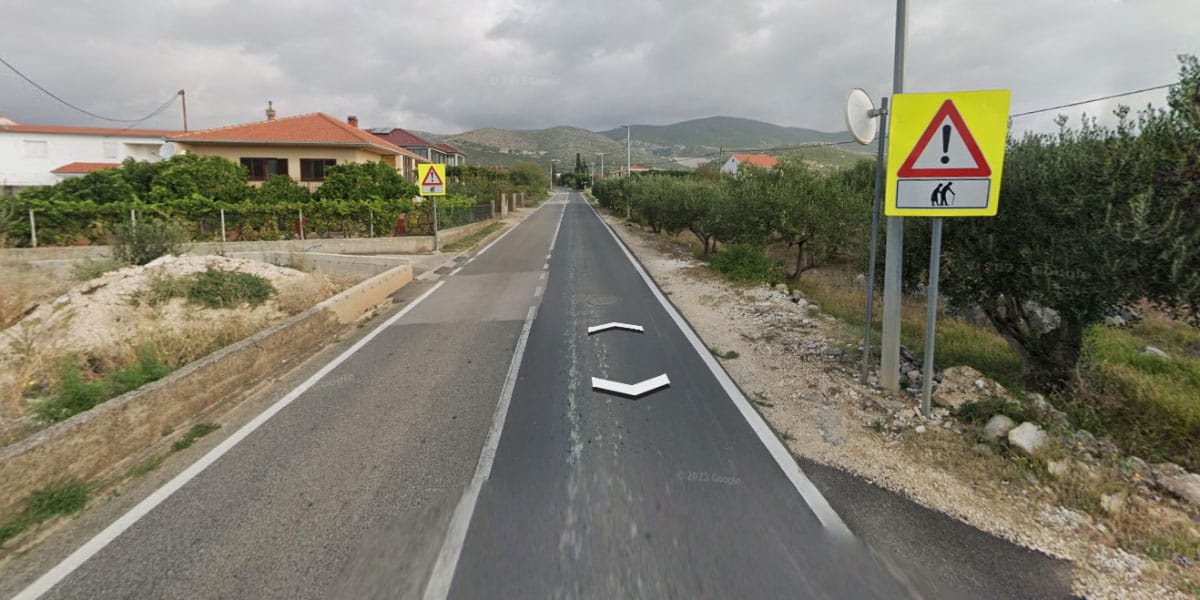 Prometni znak v naselju Plano pri Trogirju
