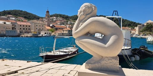 Pučišća skrivajo zgodbo, ki jo razumeš šele, ko se tam ustaviš