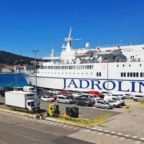 Na teh trajektnih linijah Jadrolinije je možna rezervacija