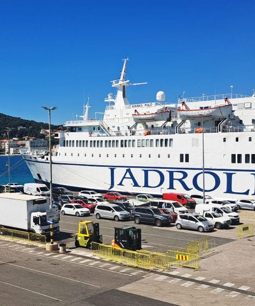 Na teh trajektnih linijah Jadrolinije je možna rezervacija