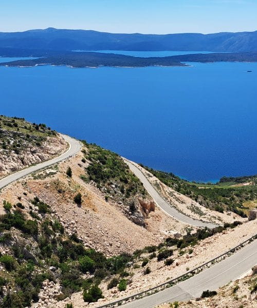 Radi kolesarite na dopustu? Potem so ti ovinki na Braču nalašč za vas