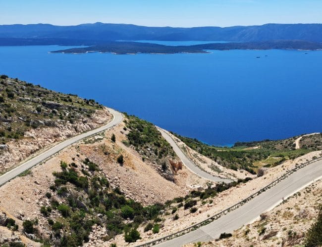 Radi kolesarite na dopustu? Potem so ti ovinki na Braču nalašč za vas