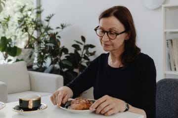 Večerja v tišini lahko po 50. letu škoduje srcu – strokovnjaki opozarjajo na skrito tveganje