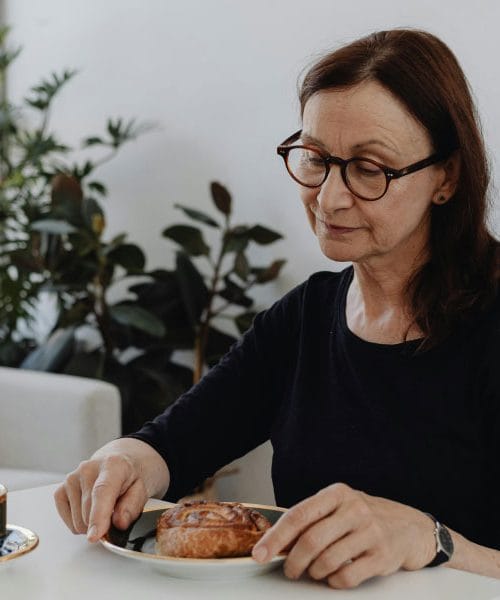 Večerja v tišini lahko po 50. letu škoduje srcu – strokovnjaki opozarjajo na skrito tveganje