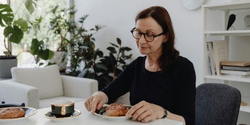 Večerja v tišini lahko po 50. letu škoduje srcu – strokovnjaki opozarjajo na skrito tveganje