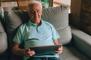 Starejši, ki živijo sami, pogosto pozabijo na te preproste navade