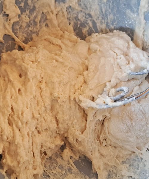 Kako najlažje zamesiti testo za pico: trik je v vodi, počitku in pravi minuti za olje