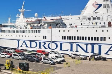 Na Jadrolinijin trajekt z avtom: kaj je dobro vedeti, preden se postavite v vrsto