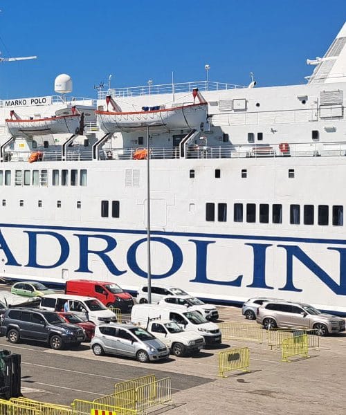 Na Jadrolinijin trajekt z avtom: kaj je dobro vedeti, preden se postavite v vrsto