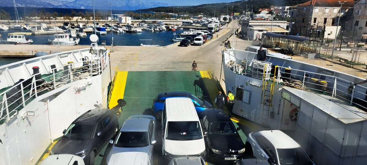 Ste vedeli, da med vožnjo s trajektom ne smete ostati v avtomobilu?