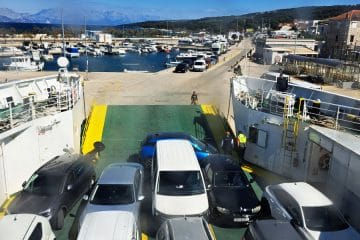 Ste vedeli, da med vožnjo s trajektom ne smete ostati v avtomobilu?