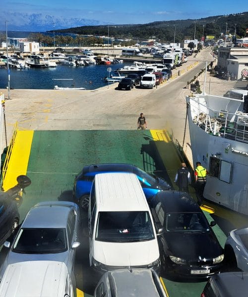 Ste vedeli, da med vožnjo s trajektom ne smete ostati v avtomobilu?