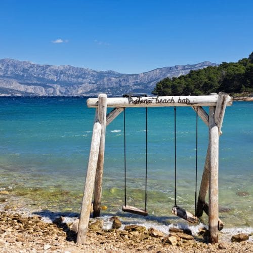Uvala Trstena na Braču: peščeni kotiček, ki ga morajo navtiki poznati
