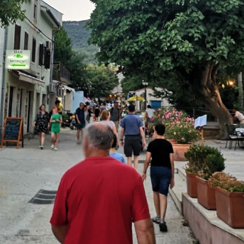 Zakaj Slovenci na morju zvečer množično hodijo na sprehod