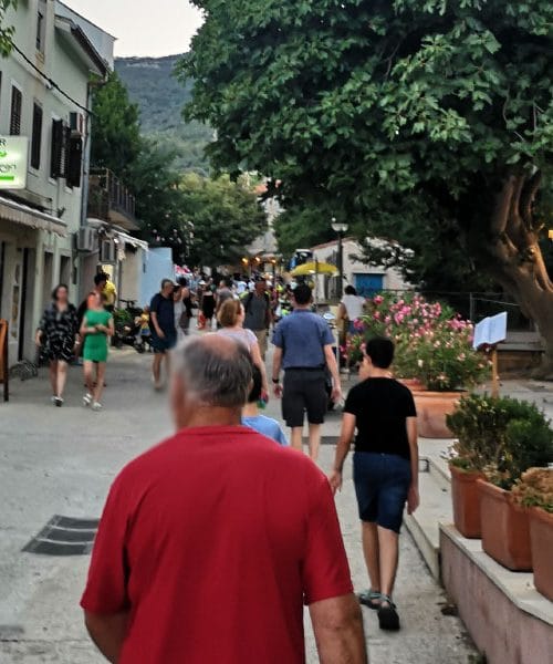 Zakaj Slovenci na morju zvečer množično hodijo na sprehod