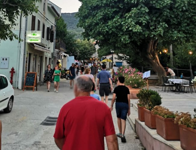 Zakaj Slovenci na morju zvečer množično hodijo na sprehod