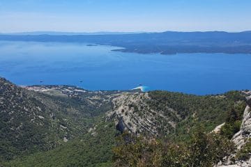 Na vrhu Brača vas čaka prizor, ki ga fotografije težko ujamejo