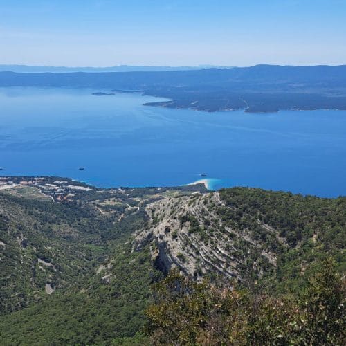 Na vrhu Brača vas čaka prizor, ki ga fotografije težko ujamejo