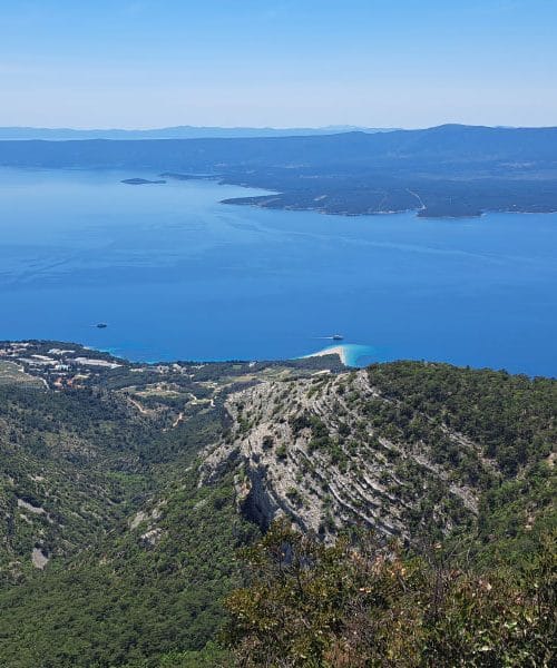 Na vrhu Brača vas čaka prizor, ki ga fotografije težko ujamejo