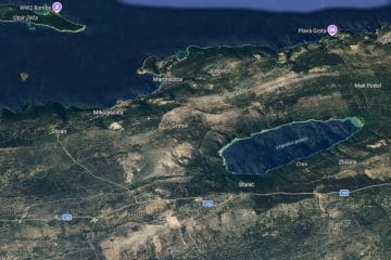 V tem jezeru na Cresu je plavanje prepovedano, razlog pa preseneti turiste