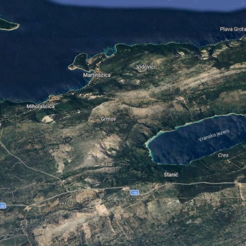 V tem jezeru na Cresu je plavanje prepovedano, razlog pa preseneti turiste