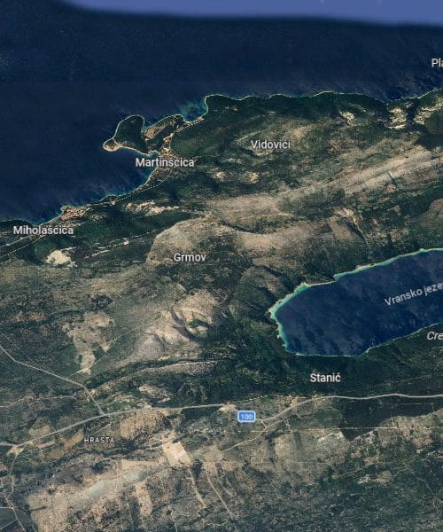 V tem jezeru na Cresu je plavanje prepovedano, razlog pa preseneti turiste