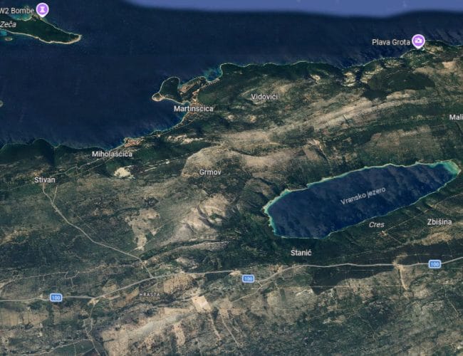 V tem jezeru na Cresu je plavanje prepovedano, razlog pa preseneti turiste