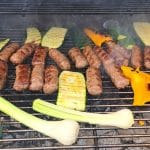 Zelenjava na žaru in čevapčiči: kombinacija, ki reši poletno kosilo