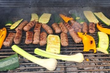 Zelenjava na žaru in čevapčiči: kombinacija, ki reši poletno kosilo