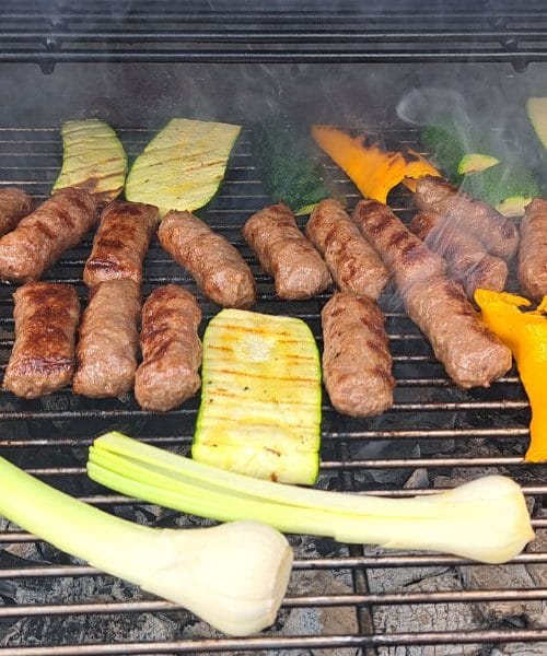 Zelenjava na žaru in čevapčiči: kombinacija, ki reši poletno kosilo