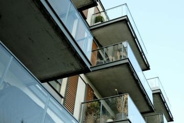 Če imate doma balkon, lahko s tem trikom znižate občutek vročine