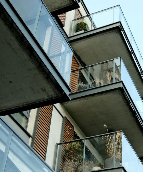 Če imate doma balkon, lahko s tem trikom znižate občutek vročine