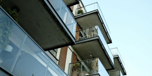 Če imate doma balkon, lahko s tem trikom znižate občutek vročine