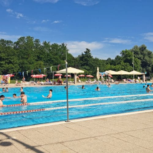 Pet bazenov v Sloveniji, kjer lahko uživate z vnuki